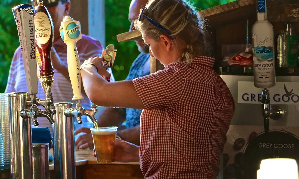 Bartender at Moonshine pouring a draft beer.