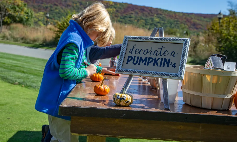 Decorate a pumpkin craft table