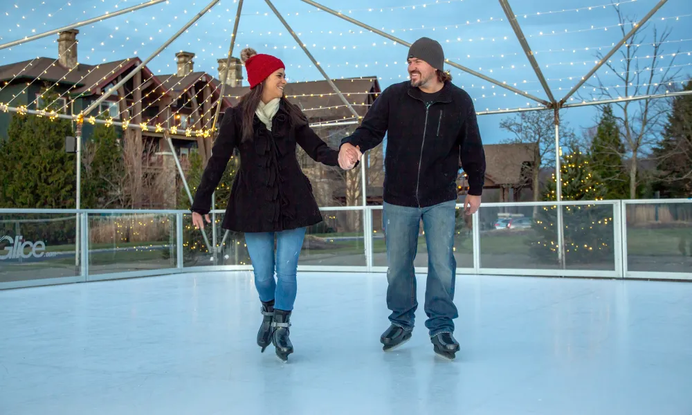 Couple glice skating