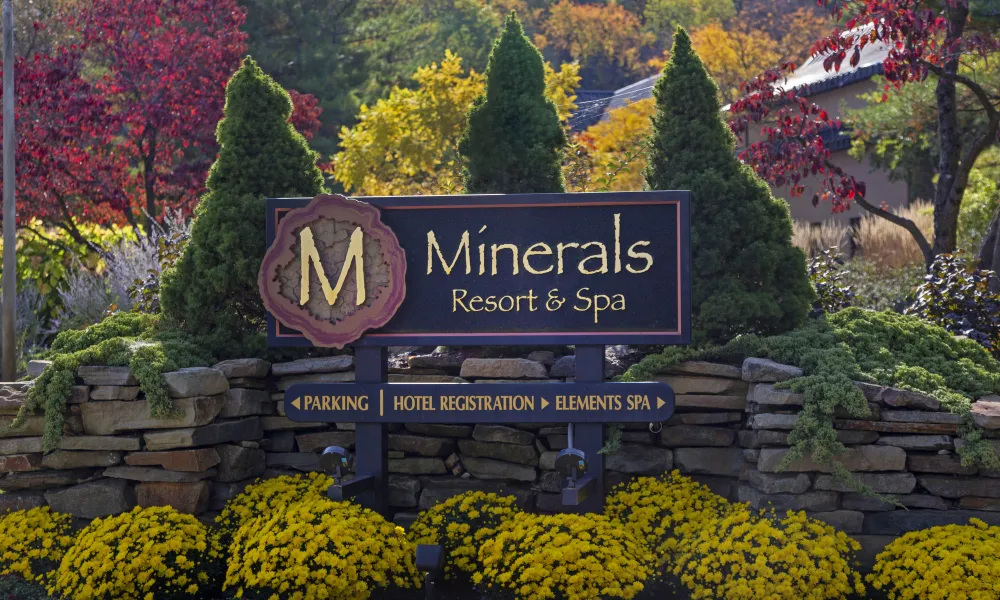 Minerals Resort &amp; Spa Sign