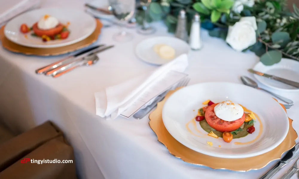 Appetizer dish with tomato and mozzarella