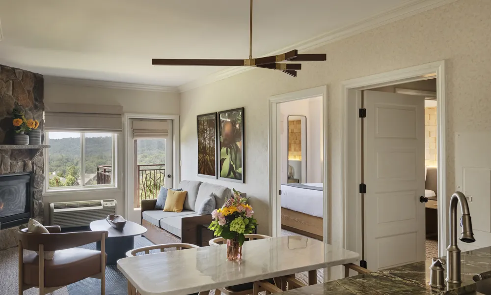 Living room with fireplace of Waters Edge Vista.