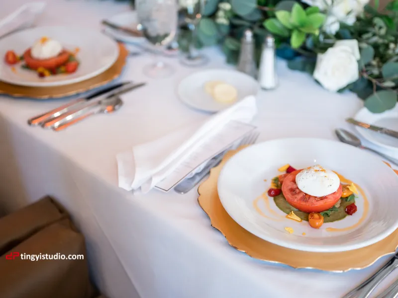 Appetizer dish with tomato and mozzarella